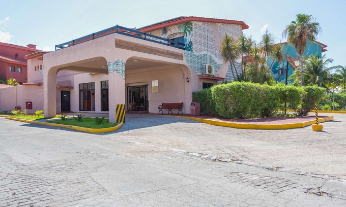 Punta Cancun Hotel | Selina Cancun Laguna Hotel Zone