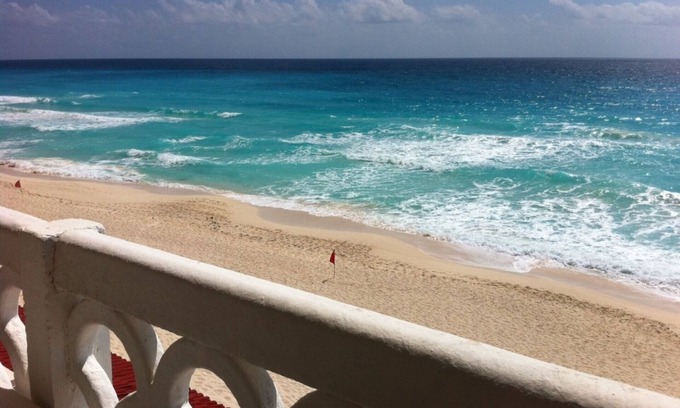 Zona Hotelera Apartment | Stunning 180° Sea View! Be on the Beach In 90 Seconds! WIFI! Just Renovated!