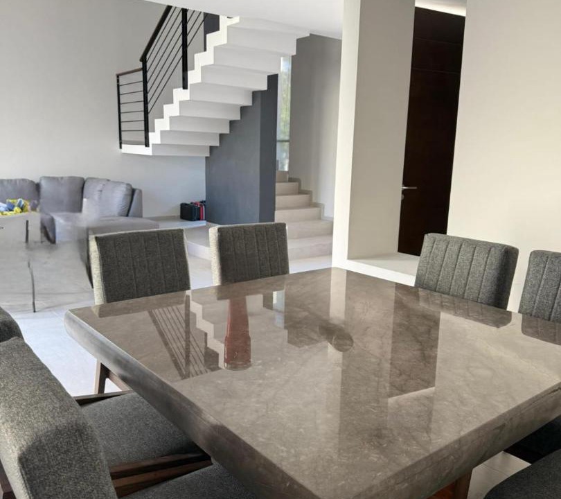 Aguascalientes House | Casa moderna en Aguascalientes con AC, jardín y alberca en casa club