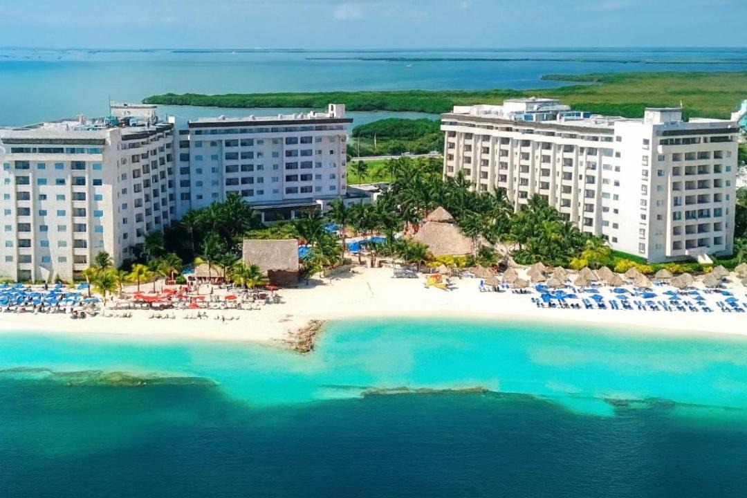 Zona Hotelera Apartment | Oceanfront Paradise in Cancun Hotel Zone