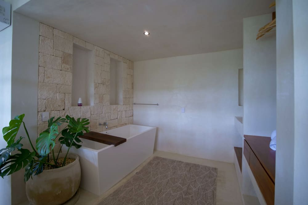Photo of Bathroom in Francisco Uh May