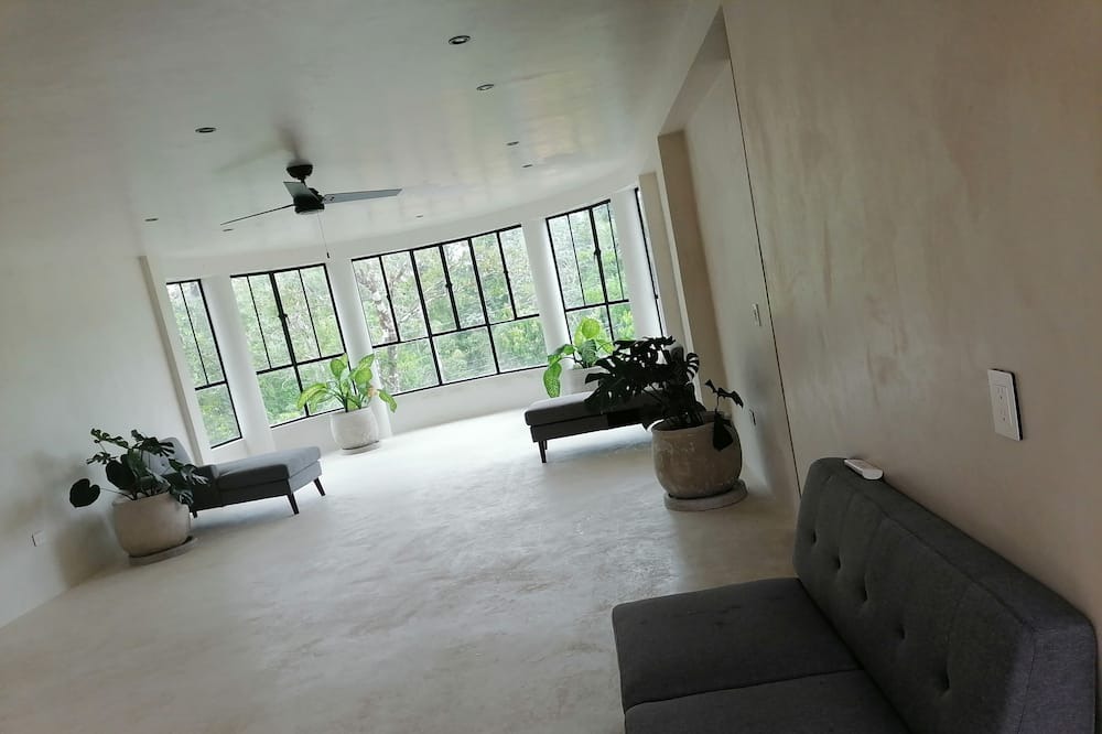 Photo of Livingroom in Francisco Uh May