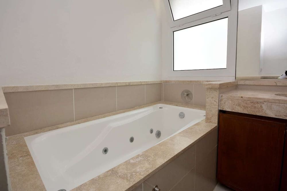 Photo of Bathroom in 12th Street