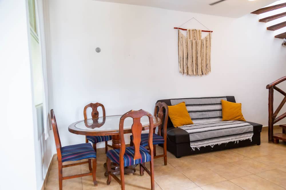 Photo of Livingroom in 12th Street