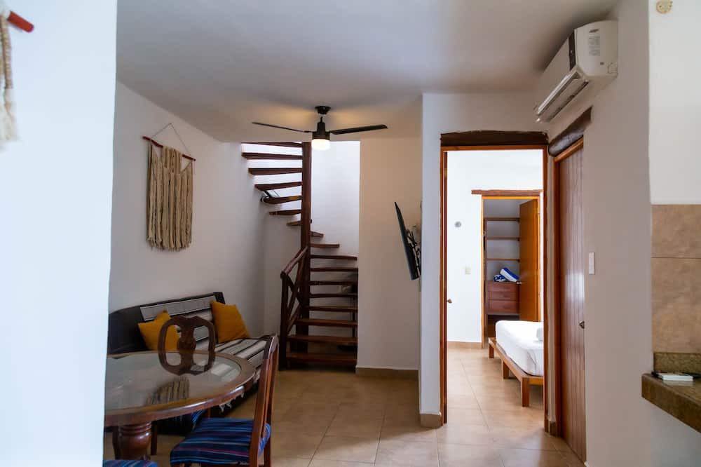 Photo of Livingroom in 12th Street