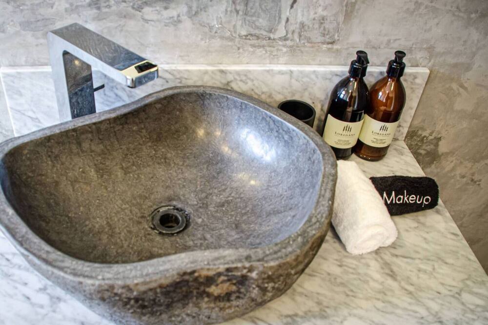 Photo of Bathroom in 12th Street