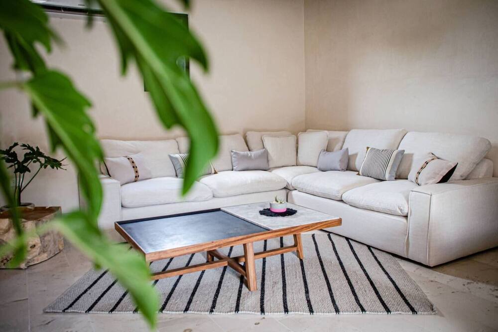Photo of Livingroom in 12th Street