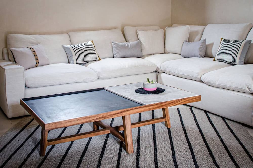 Photo of Livingroom in 12th Street