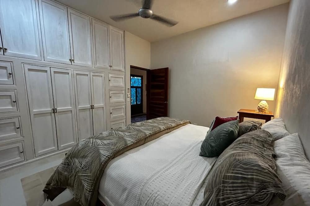 Photo of Bedroom in Francisco Uh May