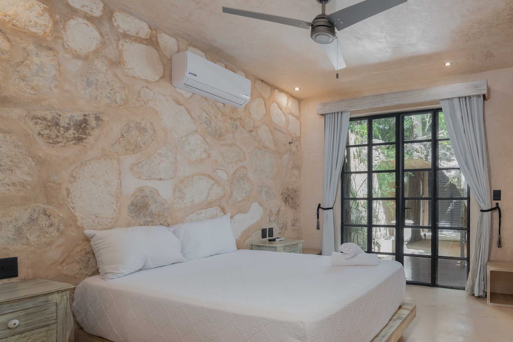 Photo of Bedroom in Francisco Uh May