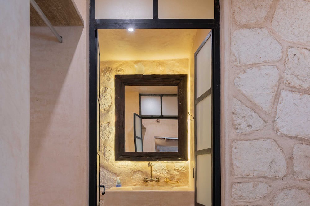 Photo of Bathroom in Francisco Uh May