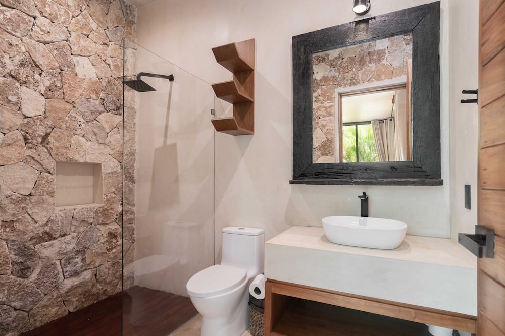 Photo of Bathroom in Francisco Uh May