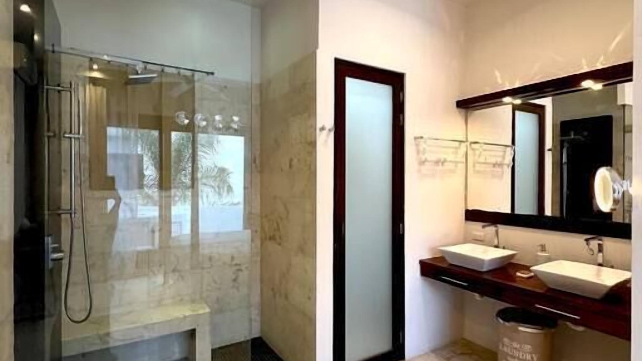 Photo of Bathroom in Francisco Uh May