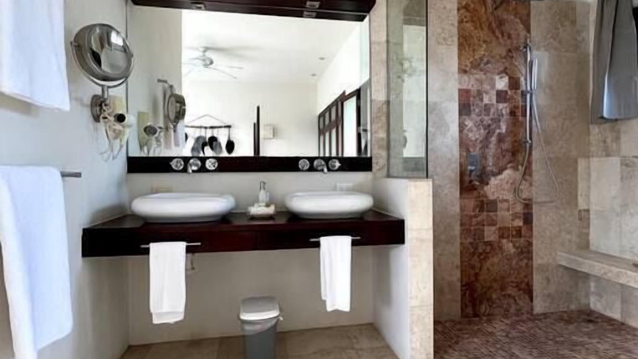 Photo of Bathroom in Francisco Uh May