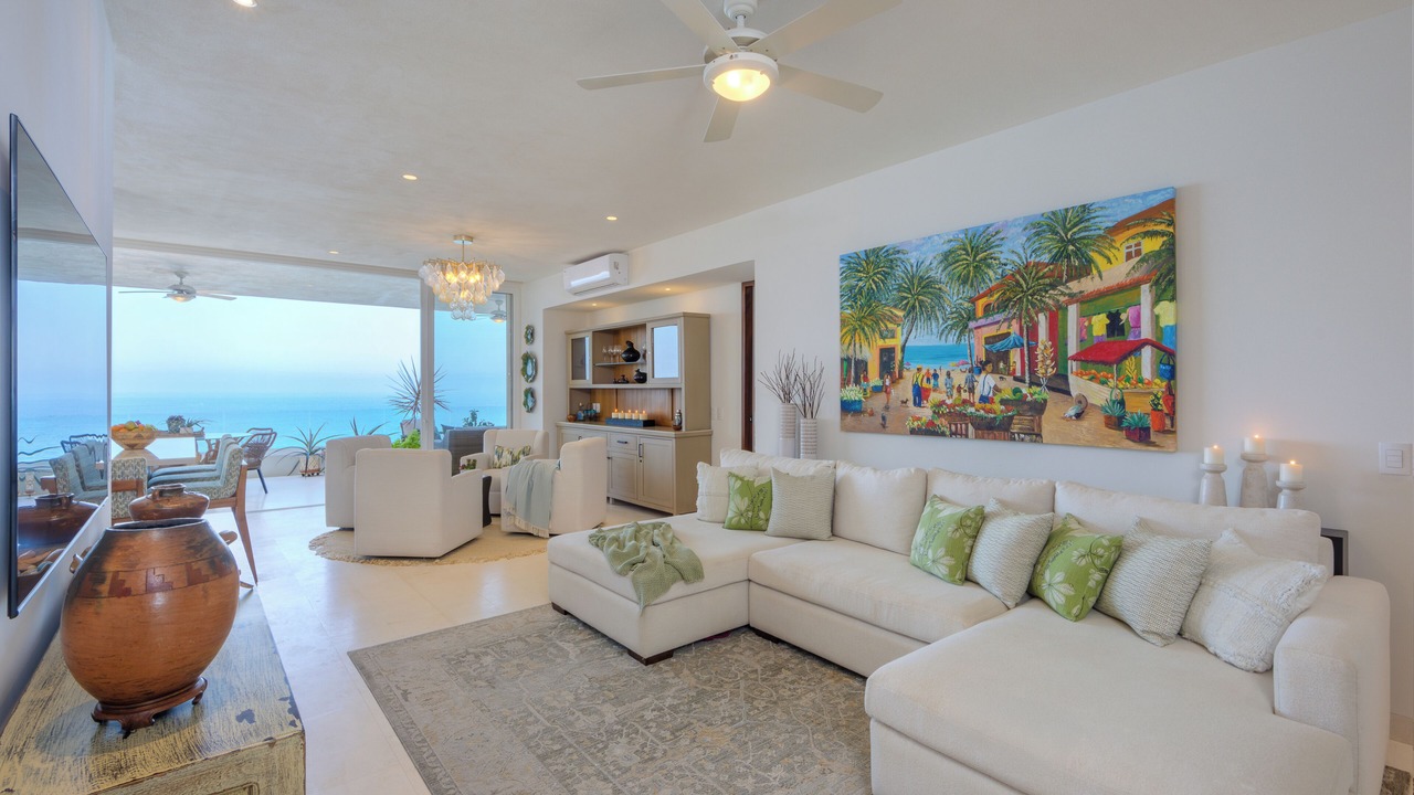 Photo of Livingroom in South Shore Hotel Area