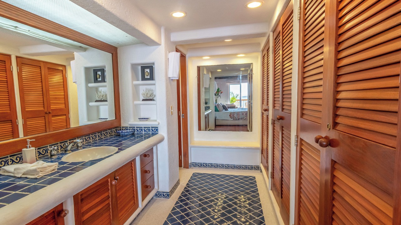 Photo of Bathroom in South Shore Hotel Area