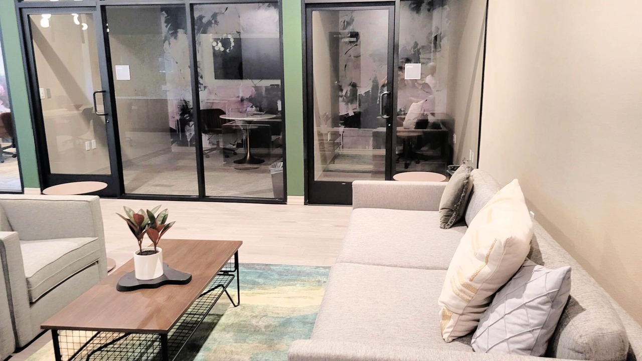Photo of Livingroom in Wilshire Center
