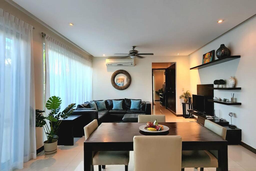 Photo of Livingroom in 12th Street