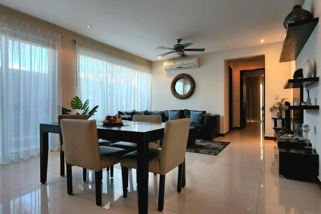 Photo of Livingroom in 12th Street