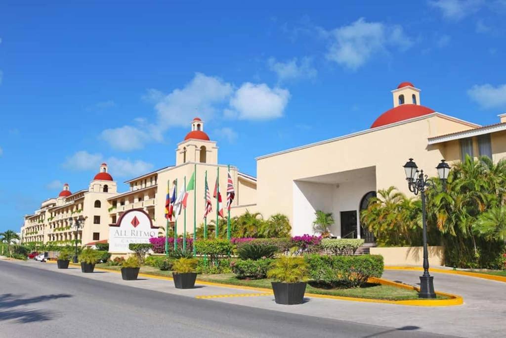 Photo of Buildings in Puerto Juarez