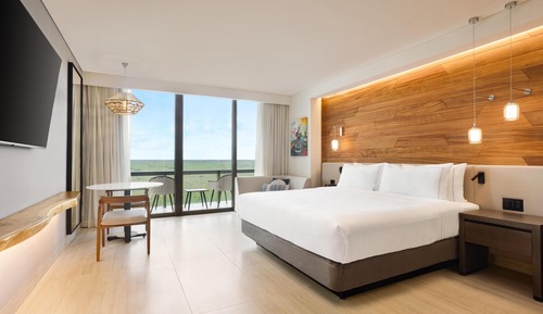 ONE KING BED GUESTROOM MOBILITY ACCESSIBLE