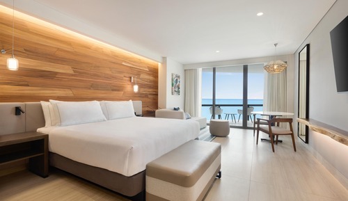 HIGH FLOOR OCEAN VIEW ONE KING BED GUESTROOM