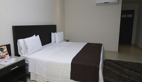 Deluxe Suite, Jetted Tub