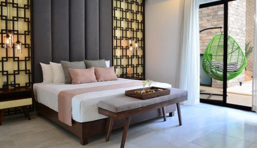 Grand Deluxe Room Pool Side