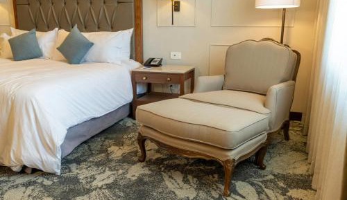 One-Bedroom Grand Class King Suite
