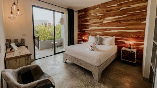Suite Queen with Balcony and Pool View