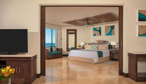 Preferred Club Master Suite with Outdoor Jacuzzi (King bed)