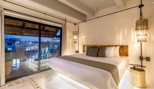 Master Suite with Jacuzzi, Balcony and City Views