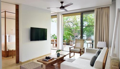 Deluxe Lagoon Suite