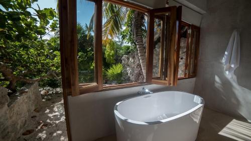 Jungle View with bathtub