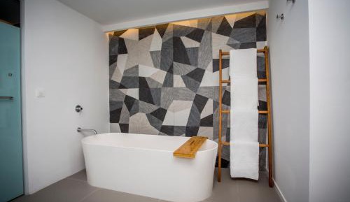 Sky View Suite Rooftop with Outdoor Jacuzzi (18+) - Free Wifi