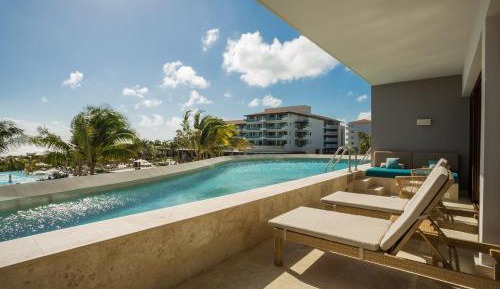 Preferred Club Junior Suite Swim Out Ocean View- 1 King Bed - Adults Only