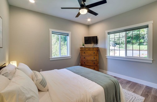 Florence Cottage | Charming Florence Home w/Fire Pit & River Views!
