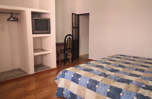 Del Cerrillo House | Room-awesome King Room In City Center
