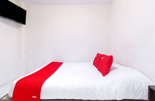 De Mexicanos Hotel | OYO Hotel La Luna