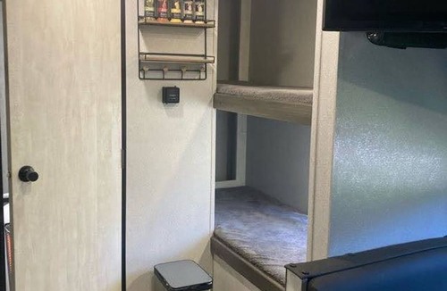 Villa Ridge House | Country Living RV near Six Flags!