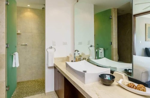 Tohoku Apartment | Stylish Condo, Roof Pool, Gym, 2 Blocks to 5th Ave