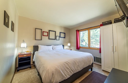 Mammoth Lakes House | Townhome Near The Village & Canyon Lodge w/Views!