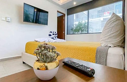 Zazil-ha Apartment | Modern Stay - Rooftop Pool - Walk to Beach & 5th