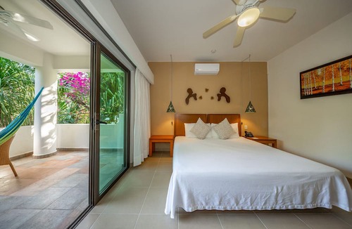Gonzalo Guerrero Hotel | R207. Standard Room King con Balcón.
