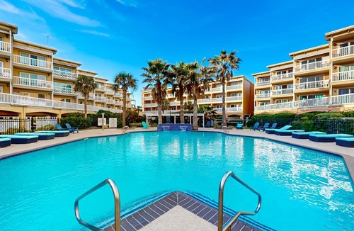 Galveston Condo | Great Seawall Location with Shared Pool, Hot Tub, & Gulf Views