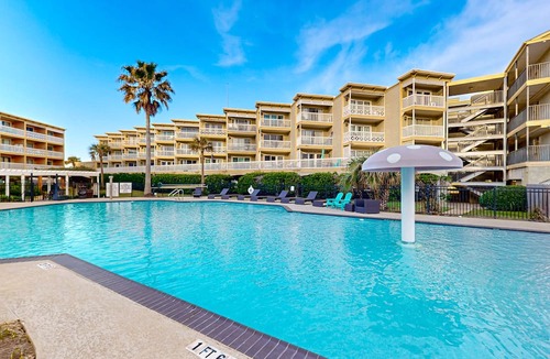 Galveston Condo | Great Seawall Location with Shared Pool, Hot Tub, & Gulf Views