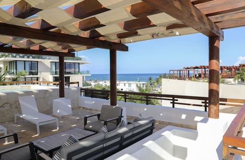 Downtown Apartment | 2 BR Ocean View PH- Jacuzzi and Private Pool steps from Mamitas Beach