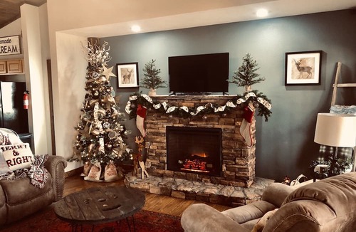 Mountain View Cabin | Folk Cabin! Secluded Modern 2 BR/2 Full Bath Cabin just behind Ozark Folk Center
