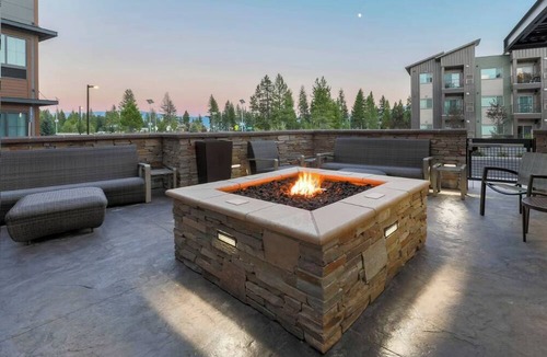 Truckee Hotel | Explore Donner Trails from Modern Room Perfect for Relaxation + Pets Allowed