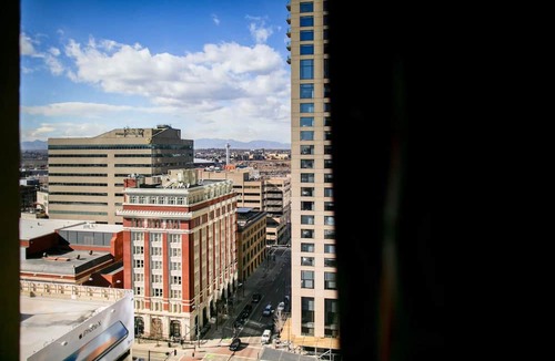 Downtown Denver Hotel | Mile High Downtown Stay | Retro Rooms Near Major Venues | Mall & Dining Nearby